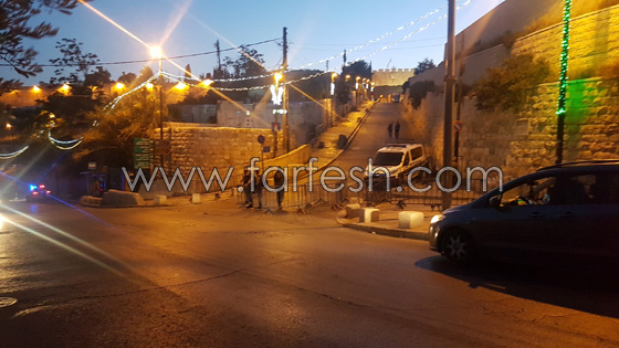 مقدسيون ابعدتهم السلطات الاسرائيلية عن الاقصى يفطرون عند بواباته صورة رقم 2