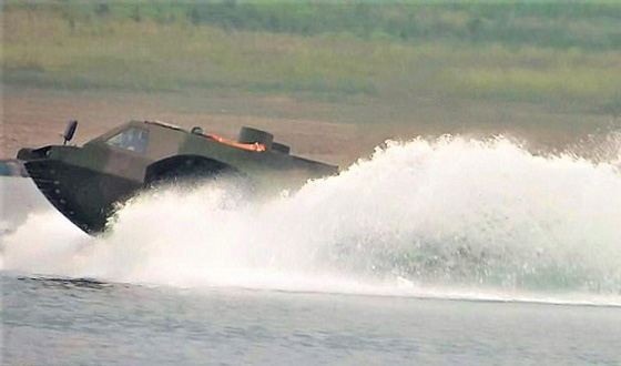 شاهد اسرع مركبة برمائية مدرعة في العالم طورتها الصين.. فيديو صورة رقم 3