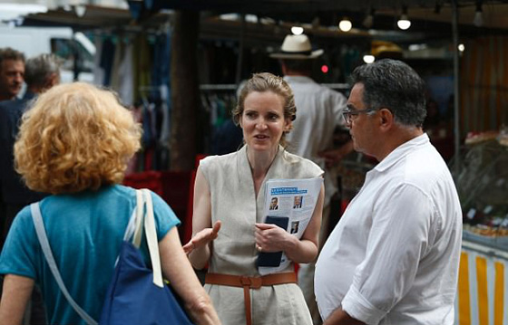 صور صادمة.. رجل يعتدي على وزيرة فرنسية ويطرحها ارضا صورة رقم 6