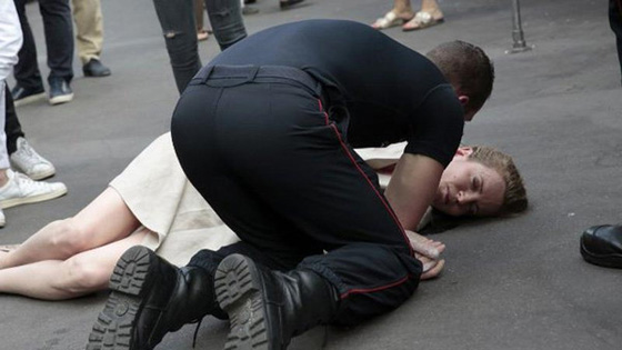 صور صادمة.. رجل يعتدي على وزيرة فرنسية ويطرحها ارضا صورة رقم 1