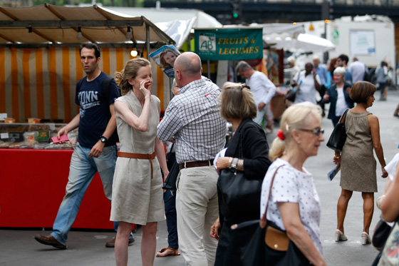 صور صادمة.. رجل يعتدي على وزيرة فرنسية ويطرحها ارضا صورة رقم 5