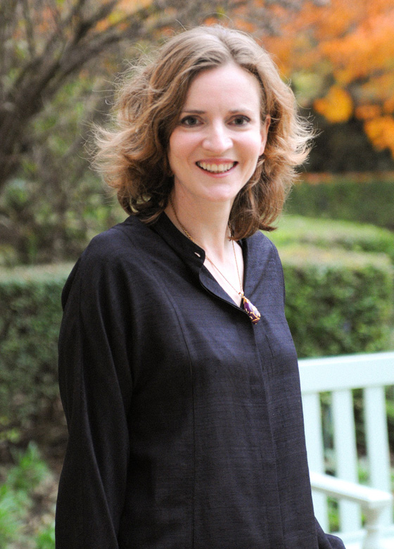 صور صادمة.. رجل يعتدي على وزيرة فرنسية ويطرحها ارضا صورة رقم 8