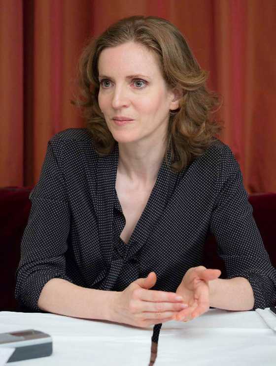 صور صادمة.. رجل يعتدي على وزيرة فرنسية ويطرحها ارضا صورة رقم 10