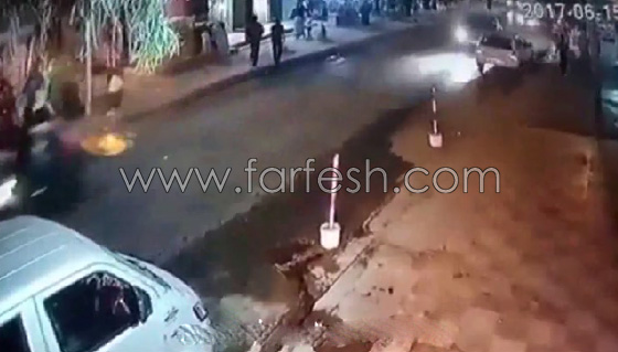 فيديو صادم.. طفل جزائري يسرق سيارة شقيقه ويدهس المارة صورة رقم 1