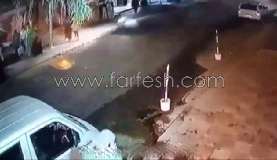 فيديو صادم.. طفل جزائري يسرق سيارة شقيقه ويدهس المارة صورة رقم 2