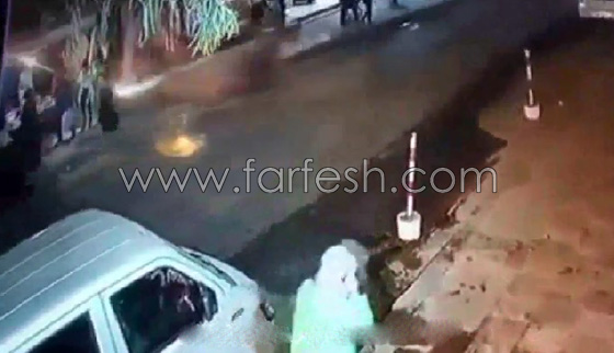 فيديو صادم.. طفل جزائري يسرق سيارة شقيقه ويدهس المارة صورة رقم 3