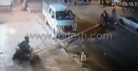 فيديو صادم.. طفل جزائري يسرق سيارة شقيقه ويدهس المارة صورة رقم 7