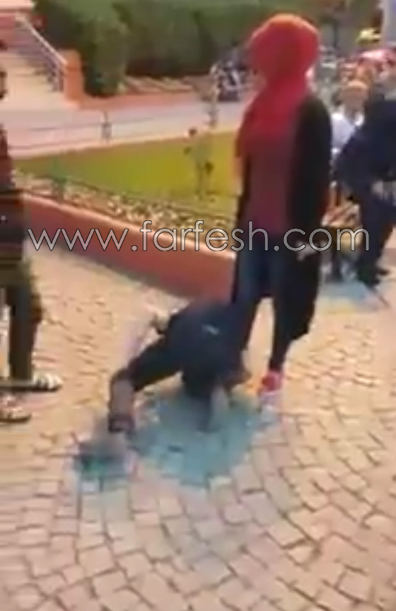 لاجئة سورية تجبر لصين تركيين على تقبيل قدميها لتصفح عنهما.. فيديو صورة رقم 5