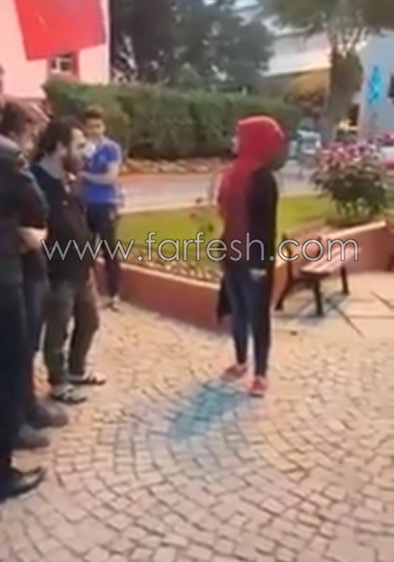 لاجئة سورية تجبر لصين تركيين على تقبيل قدميها لتصفح عنهما.. فيديو صورة رقم 6