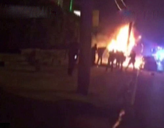 فيديو صادم.. ضباط شرطة يضربون شابا بريئا اشتعلت النار بجسده بعد حادث طرق صورة رقم 1