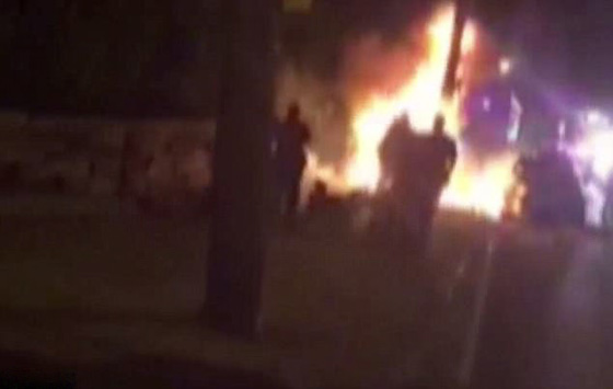 فيديو صادم.. ضباط شرطة يضربون شابا بريئا اشتعلت النار بجسده بعد حادث طرق صورة رقم 3