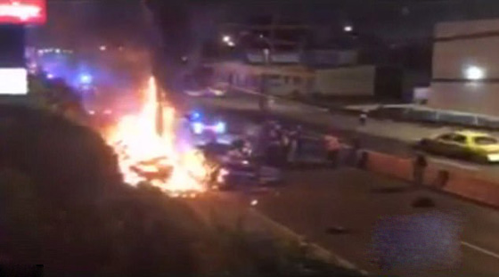 فيديو صادم.. ضباط شرطة يضربون شابا بريئا اشتعلت النار بجسده بعد حادث طرق صورة رقم 4