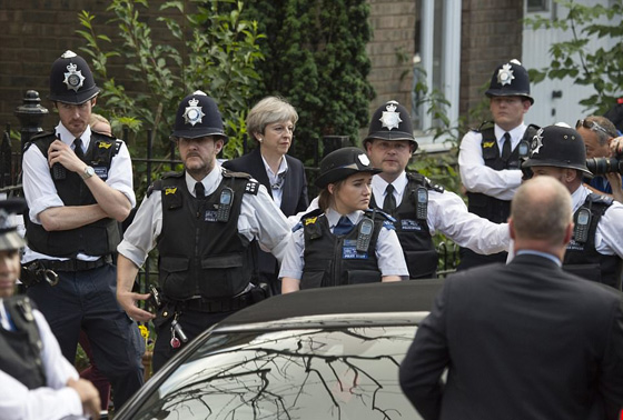 غاضبون يهاجمون رئيسة وزراء بريطانيا اثناء زيارتها جرحى حريق البرج صورة رقم 2