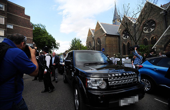 غاضبون يهاجمون رئيسة وزراء بريطانيا اثناء زيارتها جرحى حريق البرج صورة رقم 5