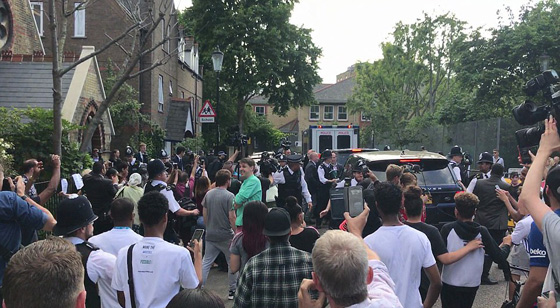 غاضبون يهاجمون رئيسة وزراء بريطانيا اثناء زيارتها جرحى حريق البرج صورة رقم 6