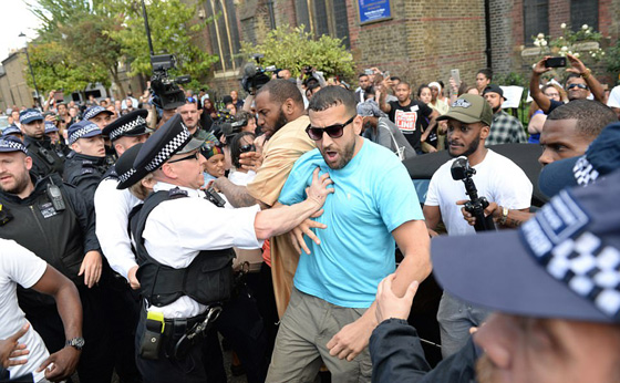 غاضبون يهاجمون رئيسة وزراء بريطانيا اثناء زيارتها جرحى حريق البرج صورة رقم 7