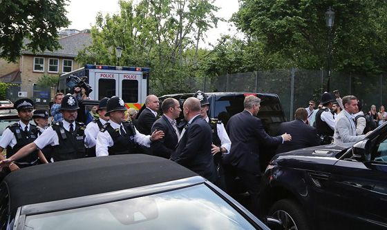 غاضبون يهاجمون رئيسة وزراء بريطانيا اثناء زيارتها جرحى حريق البرج صورة رقم 8