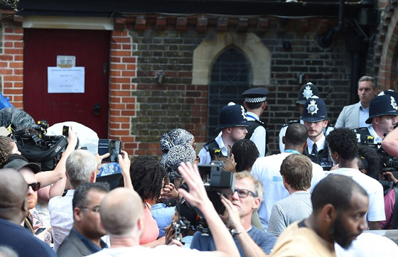 غاضبون يهاجمون رئيسة وزراء بريطانيا اثناء زيارتها جرحى حريق البرج صورة رقم 9