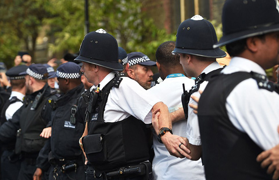 غاضبون يهاجمون رئيسة وزراء بريطانيا اثناء زيارتها جرحى حريق البرج صورة رقم 10