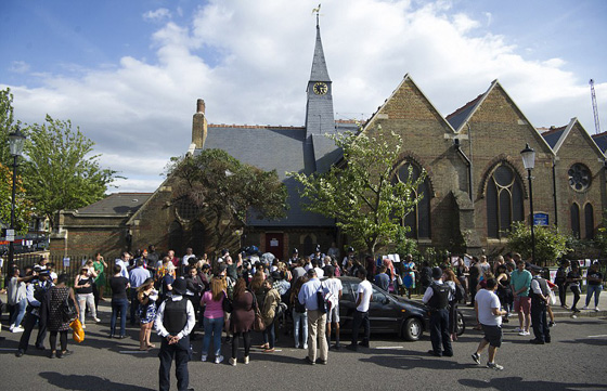 غاضبون يهاجمون رئيسة وزراء بريطانيا اثناء زيارتها جرحى حريق البرج صورة رقم 11