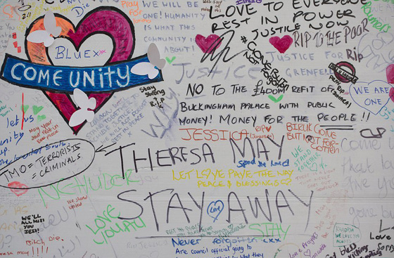 غاضبون يهاجمون رئيسة وزراء بريطانيا اثناء زيارتها جرحى حريق البرج صورة رقم 13