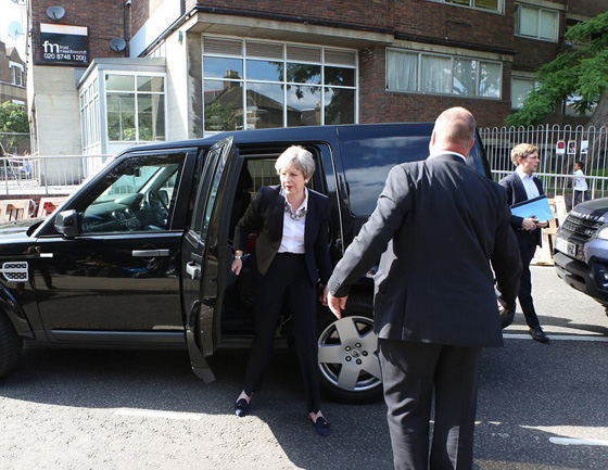 غاضبون يهاجمون رئيسة وزراء بريطانيا اثناء زيارتها جرحى حريق البرج صورة رقم 4