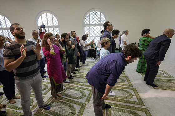 صور اول مسجد ليبرالي في ألمانيا: النساء دون حجاب وبجوار الرجال  صورة رقم 1
