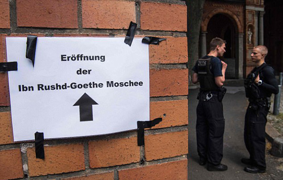 صور اول مسجد ليبرالي في ألمانيا: النساء دون حجاب وبجوار الرجال  صورة رقم 5