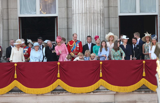 صورة فريدة للعائلة الملكية في بريطانيا تجمع أربعة أجيال صورة رقم 4