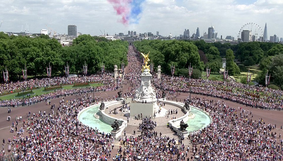 صورة فريدة للعائلة الملكية في بريطانيا تجمع أربعة أجيال صورة رقم 8