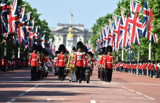 صورة فريدة للعائلة الملكية في بريطانيا تجمع أربعة أجيال صورة رقم 9