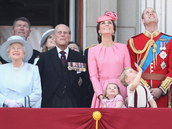 صورة فريدة للعائلة الملكية في بريطانيا تجمع أربعة أجيال صورة رقم 5
