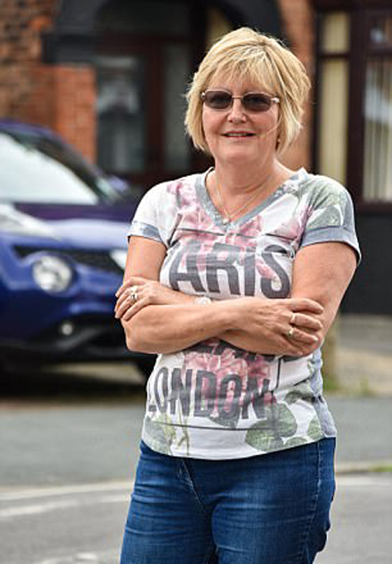 20 الف نحلة تستعمر سيارة مواطنة امريكية وتصيبها بالصدمة! فيديو صورة رقم 2