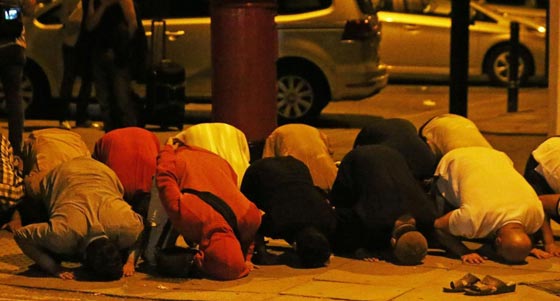مسلمون يواصلون الصلاة خارج مسجد لندن بعد حادث الدهس.. صور صورة رقم 3