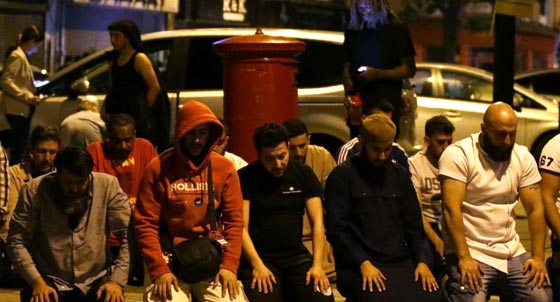مسلمون يواصلون الصلاة خارج مسجد لندن بعد حادث الدهس.. صور صورة رقم 4