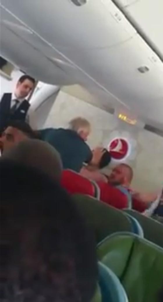 انتهاك صارخ ومسيء.. موظف هجرة بريطاني يصفع لاجئا داخل طائرة صورة رقم 1