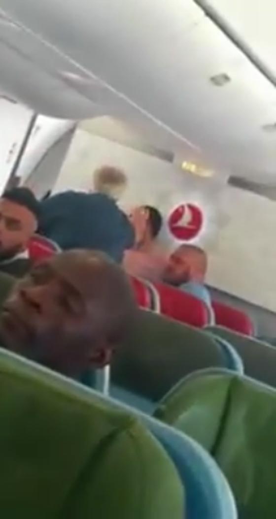 انتهاك صارخ ومسيء.. موظف هجرة بريطاني يصفع لاجئا داخل طائرة صورة رقم 2