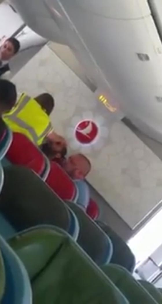 انتهاك صارخ ومسيء.. موظف هجرة بريطاني يصفع لاجئا داخل طائرة صورة رقم 3