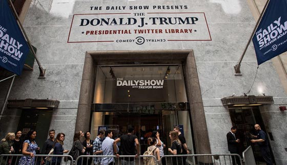 تغريدات ترامب بارزة بشكل خاص في مكتبة ساخرة انشأها برنامج كوميدي صورة رقم 11