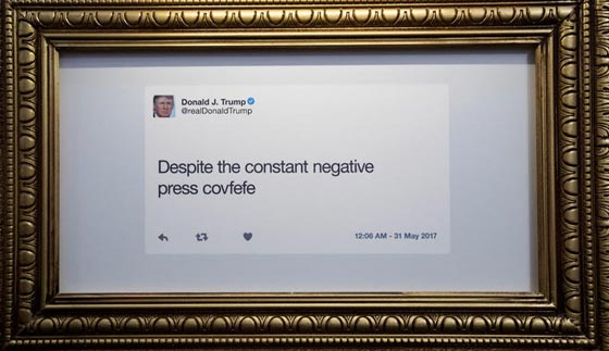 تغريدات ترامب بارزة بشكل خاص في مكتبة ساخرة انشأها برنامج كوميدي صورة رقم 5