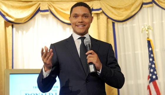 تغريدات ترامب بارزة بشكل خاص في مكتبة ساخرة انشأها برنامج كوميدي صورة رقم 6