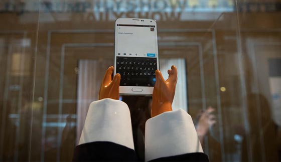 تغريدات ترامب بارزة بشكل خاص في مكتبة ساخرة انشأها برنامج كوميدي صورة رقم 7