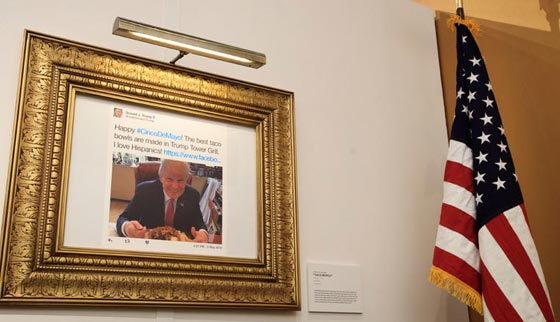 تغريدات ترامب بارزة بشكل خاص في مكتبة ساخرة انشأها برنامج كوميدي صورة رقم 9