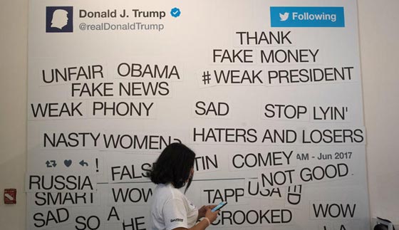 تغريدات ترامب بارزة بشكل خاص في مكتبة ساخرة انشأها برنامج كوميدي صورة رقم 10