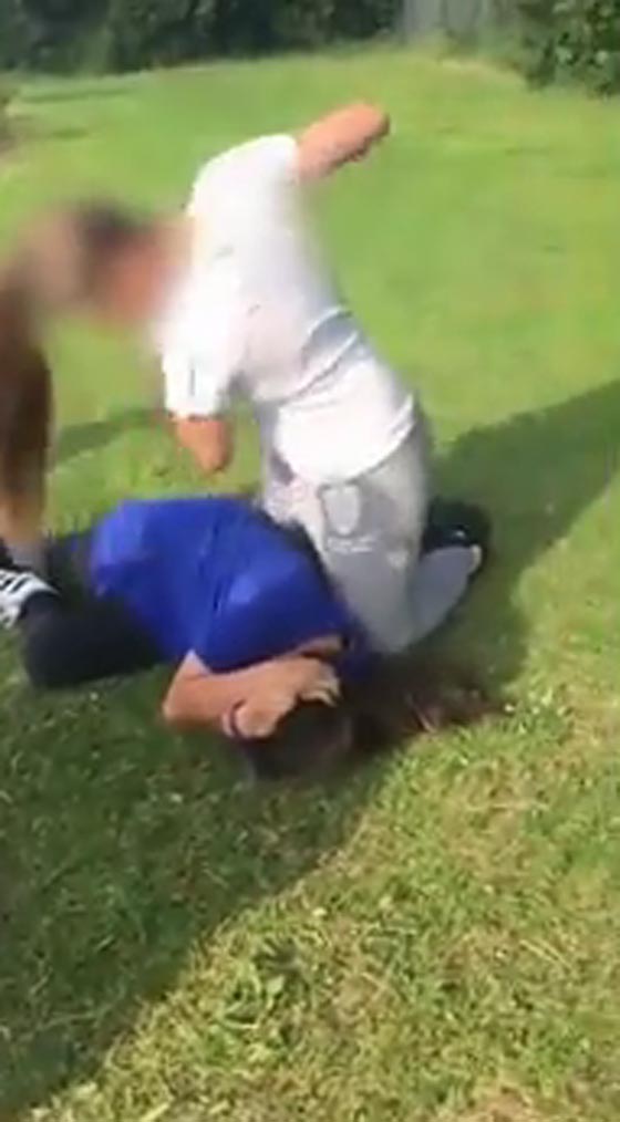 فيديو صادم.. فتاة تعتدي على اخرى بالضرب المبرح وآخرون يشجعون!! صورة رقم 1