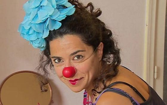 مهرجة لبنانية تجوب العالم لترسم البسمة والفرح على وجوه اللاجئين صورة رقم 1