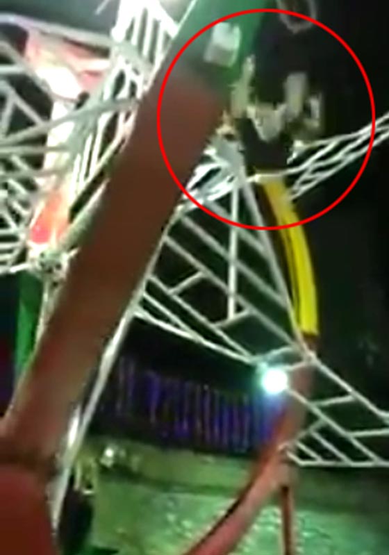 فيديو مروّع.. شاب مصري يسقط من لعبة ملاهي ويصاب بكسور خطيرة صورة رقم 1