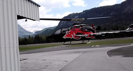 فيديو صادم.. تحطم طائرة هليكوبتر داخل مطار اثار ذعر المارة صورة رقم 1