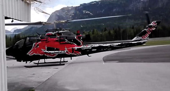 فيديو صادم.. تحطم طائرة هليكوبتر داخل مطار اثار ذعر المارة صورة رقم 2