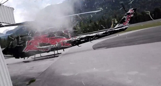 فيديو صادم.. تحطم طائرة هليكوبتر داخل مطار اثار ذعر المارة صورة رقم 3